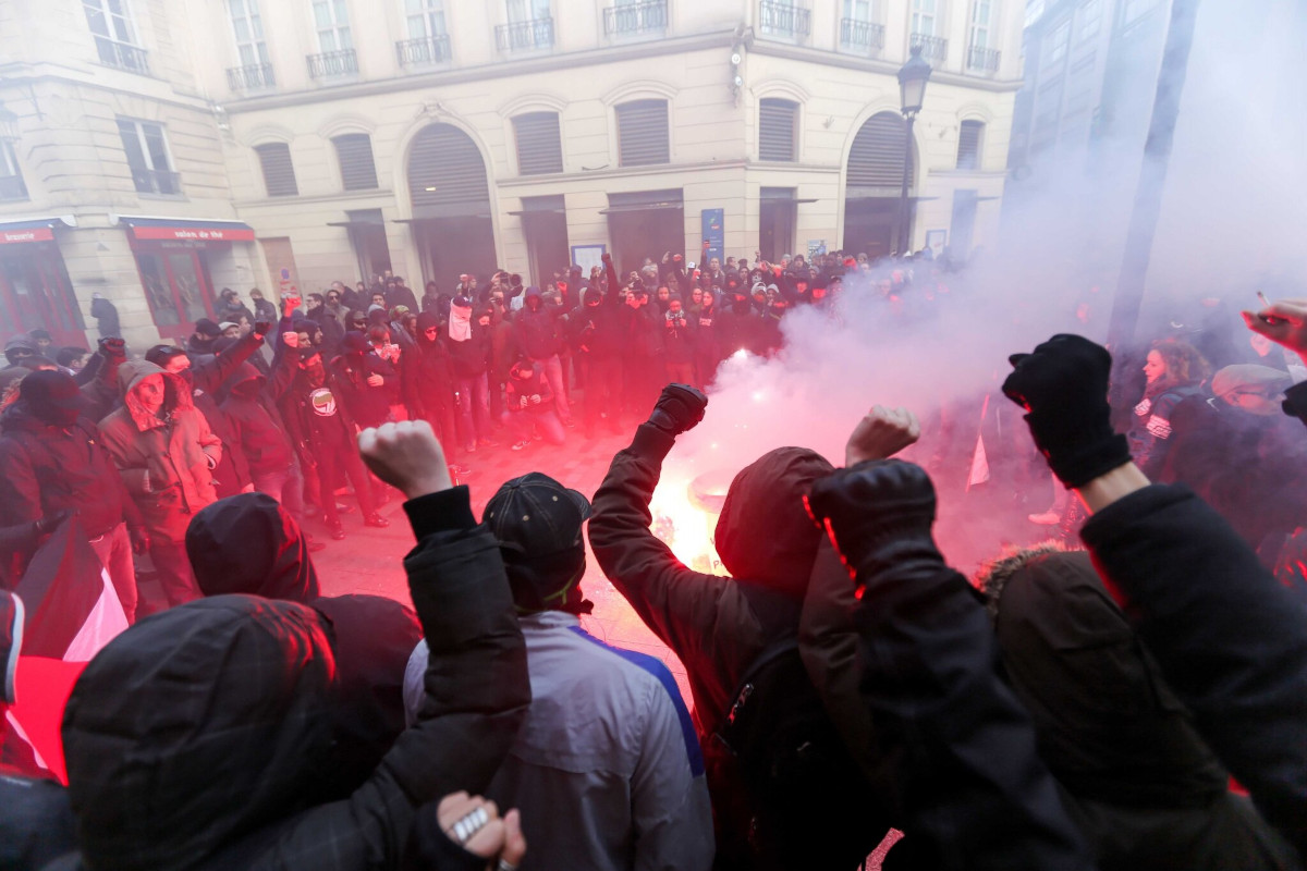 1/26. 16h50m56. Dim 09.02.2014. Les « antifas » défilent contre le fascisme et l’homophobie. © Michel Stoupak.