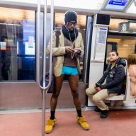 1/40. « No Pants Subway Ride », ou comment prendre le métro en slip. © Michel Stoupak. Dim 12.01.2014, 15h50m08.