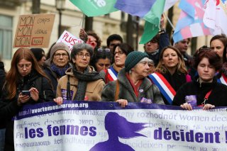 1/8. Des manifestants favorables à l'avortement, place de la Sorbonne. © Michel Stoupak. Mer 28.02.2024, 16h37m34.