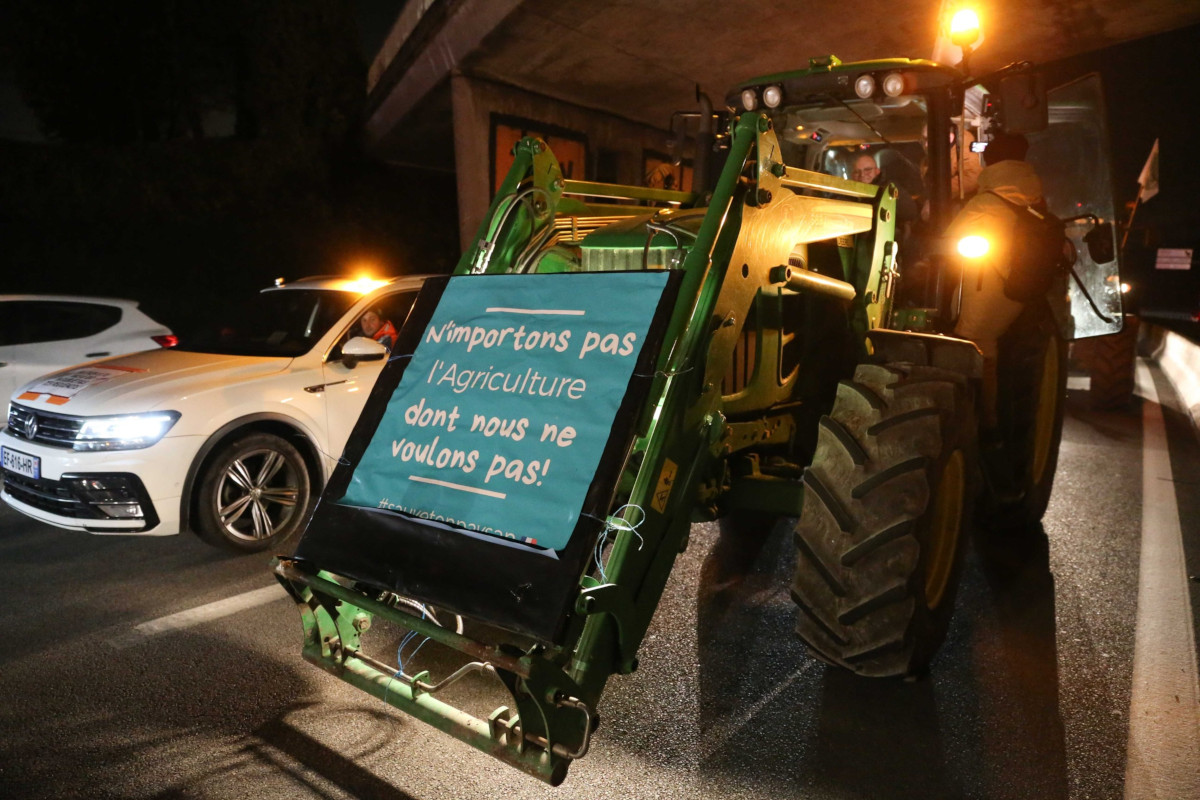 17.11.2024. Un convoi d'agriculteurs en colère ralentit la N118 près de la base de Villacoublay