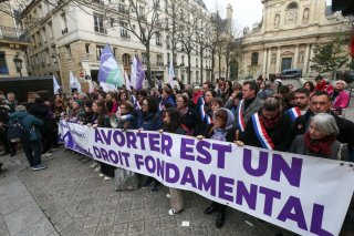 6/8. Des manifestants favorables à l'avortement, place de la Sorbonne. © Michel Stoupak. Mer 28.02.2024, 16h37m17.