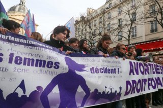 7/8. Des manifestants favorables à l'avortement, place de la Sorbonne. © Michel Stoupak. Mer 28.02.2024, 16h53m25.