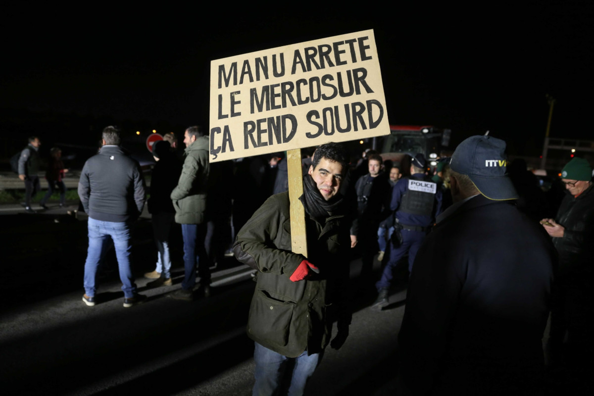 17.11.2024. Un convoi d'agriculteurs en colère ralentit la N118 près de la base de Villacoublay