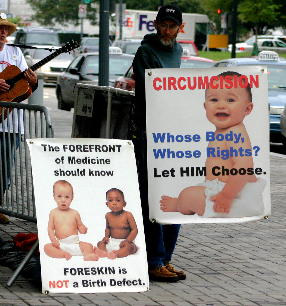  Foreskin is not a Birth Defect = Le prépuce n'est pas un défaut à la naissance.
