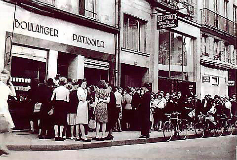 File d'attente devant une boulangerie pendant la guerre.