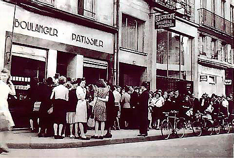 File d'attente devant une boulangerie pendant la guerre. Le Mot du Jour (En attente)
