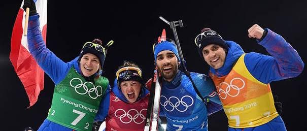 La joie de Martin Fourcade et de ses coéquipiers du relais mixte tricolore. Ils offrent une 5e médaille d'or à la France dans ces Jeux olympiques.