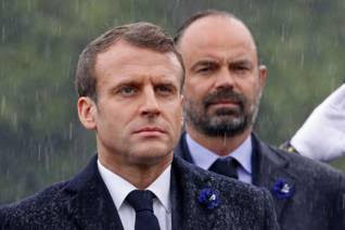 19-05-08-Emmanuel-Macron-et-Edouard-Philippe-sous-la-pluie-devant-la-statue-du-General-De-Gaulle-place-Clemenceau-a-Paris