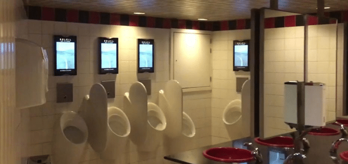 Les écrans publicitaires sont installés au-dessus des urinoirs.