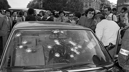 La BMW criblée de balles de Jacques Mesrine, le 2 novembre 1979. / © GEORGES BENDRIHEM, MARCEL BINH, MICHEL CLEMENT, PATRICK DE NOIRMONT / AFP