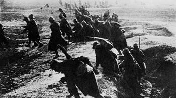 Photo prise en 1916 de soldats français passant à l'attaque depuis leur tranchée lors de la bataille de Verdun durant la Première Guerre Mondiale