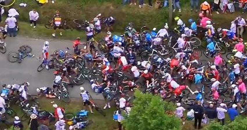 « S’agissant du volet pénal, explique l’UCI, seul le coureur blessé dispose a priori d’une action à l’encontre du spectateur l’ayant fait tomber ».