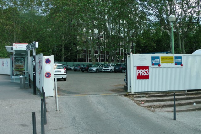 15/32. Lyon-Serin. La place est devenue parking d'entreprise. Mer 30.05.2012, 15:49.