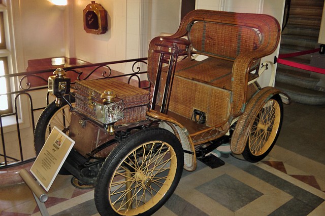 1/59. Peugeot, 1897. Banquette en rotin et panier pique-nique de série ! Ven 01.06.2012, 15:55.
