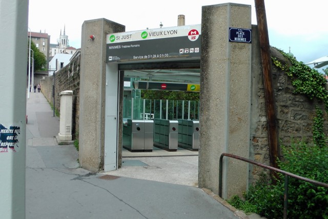 20/31. Le funiculaire, à 50 m du collège Jean-Moulin. Lun 04.06.2012, 16:01.