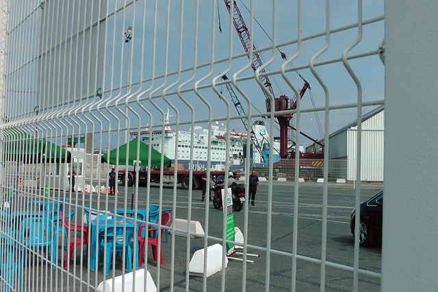 10/13. Roscoff. Port des ferries. On n'a plus accès aux quais. Ven 27.07.2012, 15:44.