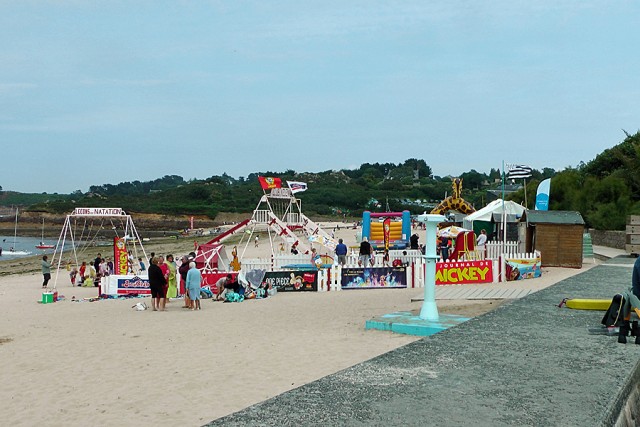 12/13. Carantec. La plage du Kelenn, le club Mickey. Ven 27.07.2012, 17:23.