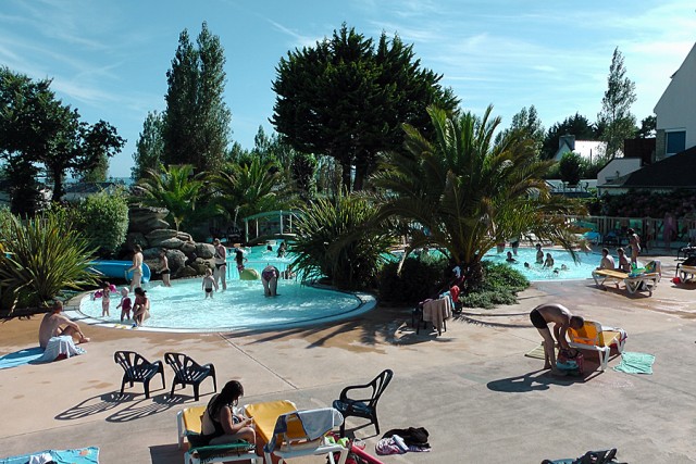 9/17. La Forêt-Fouesnant. Les Saules. La piscine. Ven 17.08.2012, 17:30.