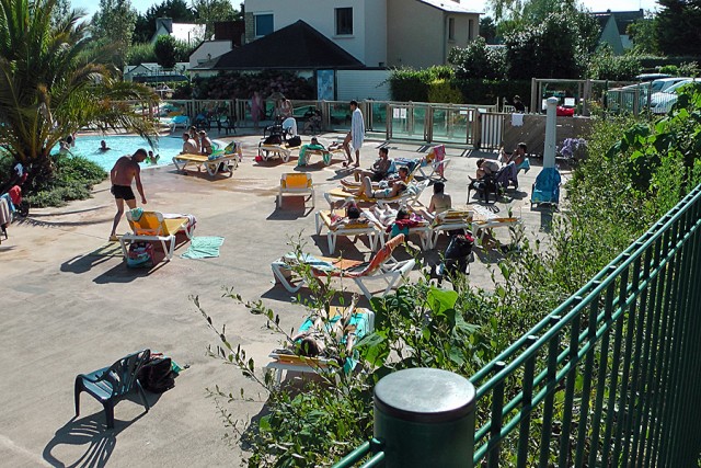 10/17. La Forêt-Fouesnant. Les Saules. La piscine. Ven 17.08.2012, 17:30.