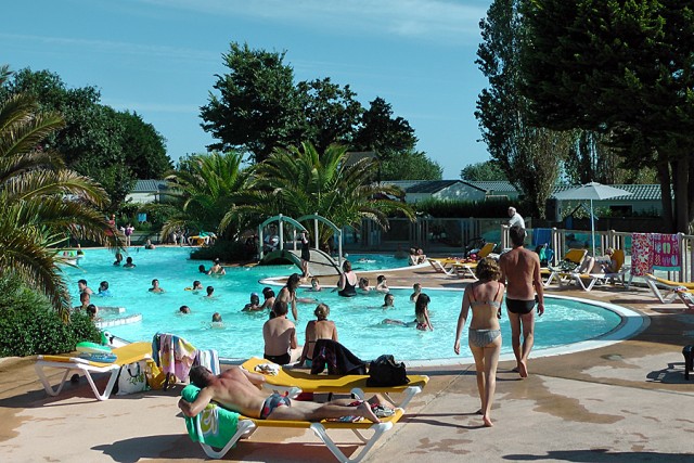 11/17. La Forêt-Fouesnant. Les Saules. La piscine. Ven 17.08.2012, 17:31.