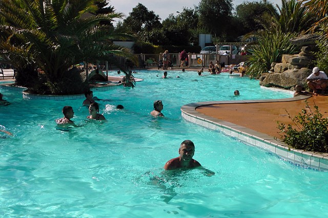 13/17. La Forêt-Fouesnant. Les Saules. La piscine. Ven 17.08.2012, 17:36.