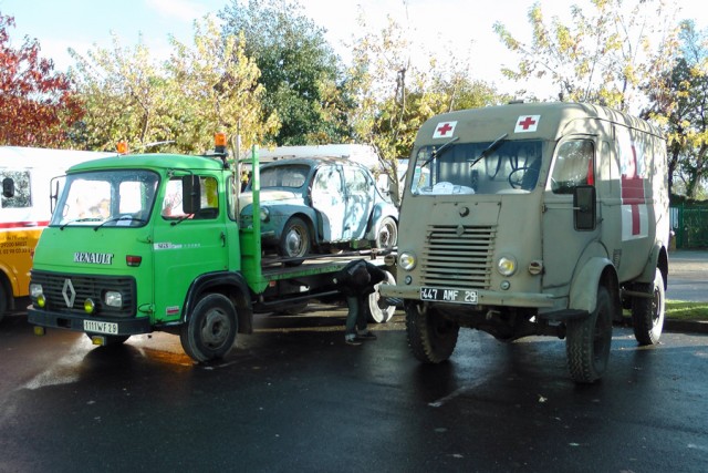 57/125. 15:27. Renault SG3, 1982, 3,320 litres, 11 cv et Renault R 2087 Ambulance, 2141 cm3, 12 cv.