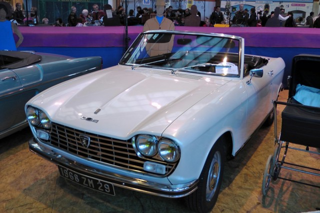 117/125. 16:54. Peugeot 204 Cabriolet, 1968, 1100 cm3, 5 cv.