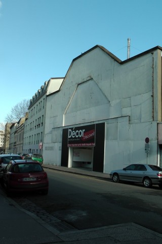 9/15. Dans la rue Tissot, l'arrière du cinéma Vox, côté cabine de projection. Mer 02.01.2013, 14 h 22.