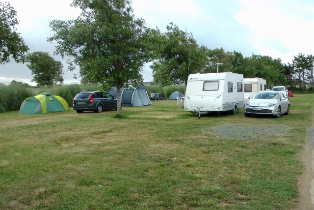 4/10. Saint-Guénolé. A gauche, sur mon emplacement, la tente et la voiture des Morbihannais. Lun 05.08.2013 - 9 h 19