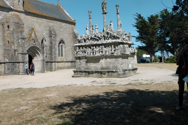 1/16. Chapelle de Tronoën. Le plus ancien calvaire de Bretagne. Mer 14.08.2013 - 16 h 00.