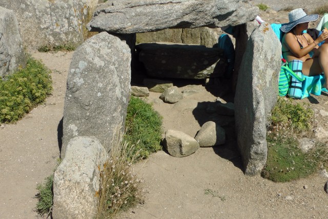 13/16.  Pointe de la Torche. Pique-nique contre un dolmen. Mer 14.08.2013 - 16 h 41.