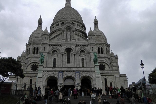 19/22. Montmartre. Devant le Sacré-Cœur. Ven 11.10.2013, 16 h 26.