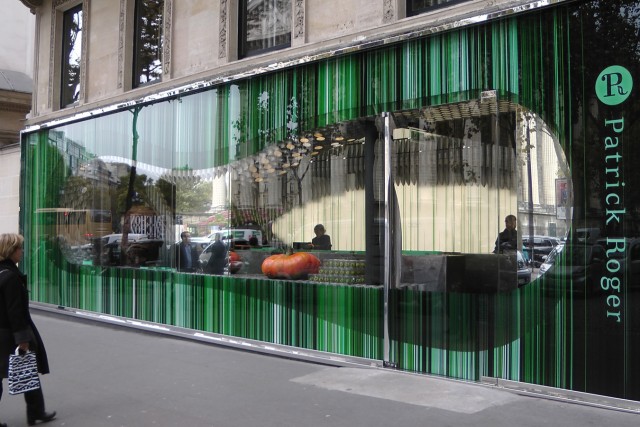 6/18. Paris. Place de la Madeleine. La dernière boutique du chocolatier Patrick Roger. Lun 14.10.2013, 15 h 35.