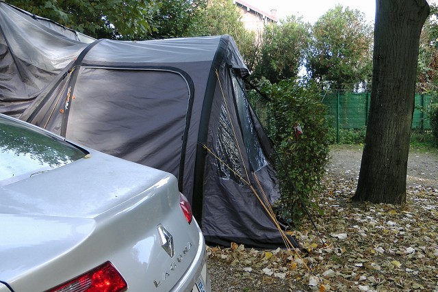 12/18. Paris. Camping Indigo. Impossible d'ouvrir la façade avant. Mar 15.10.2013, 9 h 14.