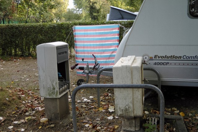 14/18. Paris. Camping Indigo. Côté positif : les services eau et électricité sont très proches. Mar 15.10.2013, 9 h 16.