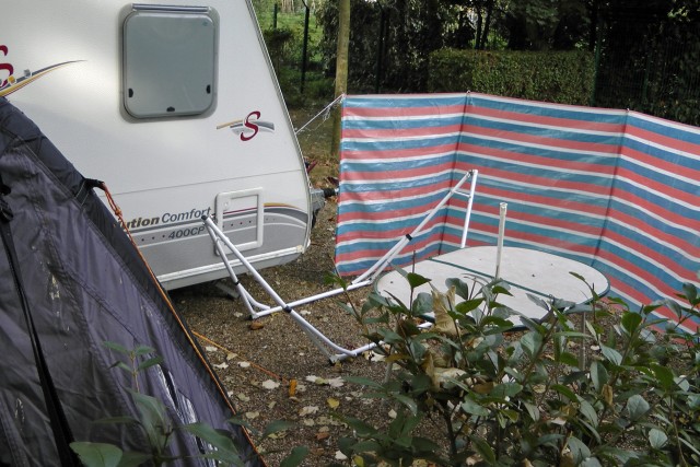 17/18. Paris. Camping Indigo. ...Pas de passage par devant : il faut contourner la caravane.. Mar 15.10.2013, 9 h 18.