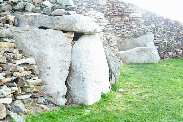 6/35. Cairn de Barnenez (côté nord). Les dolmen B (le mieux conservé) et A (éboulé). Dim 01.12.2013, 14 h 25.