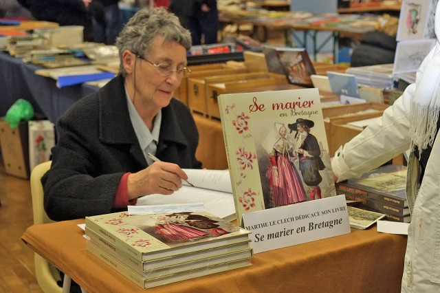 7/24. Salon du livre de Plouigneau. Marthe Le Clech dédicace. Dim 15.12.2013, 16 h 12.