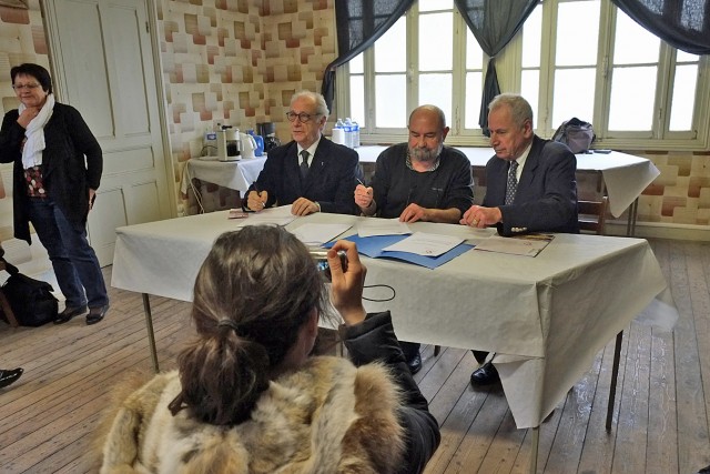 12/18. J.-P. Ghuysen, G. Tandé et G. de Kerever prêts à signer. Mer 19.02.2014, 15:14.