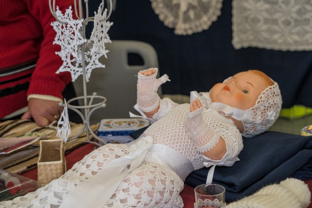 19/38. Élégante poupée, par Marie-Noëlle Joly, crochet d'art. Dim 11.05.2014, 16:50.
