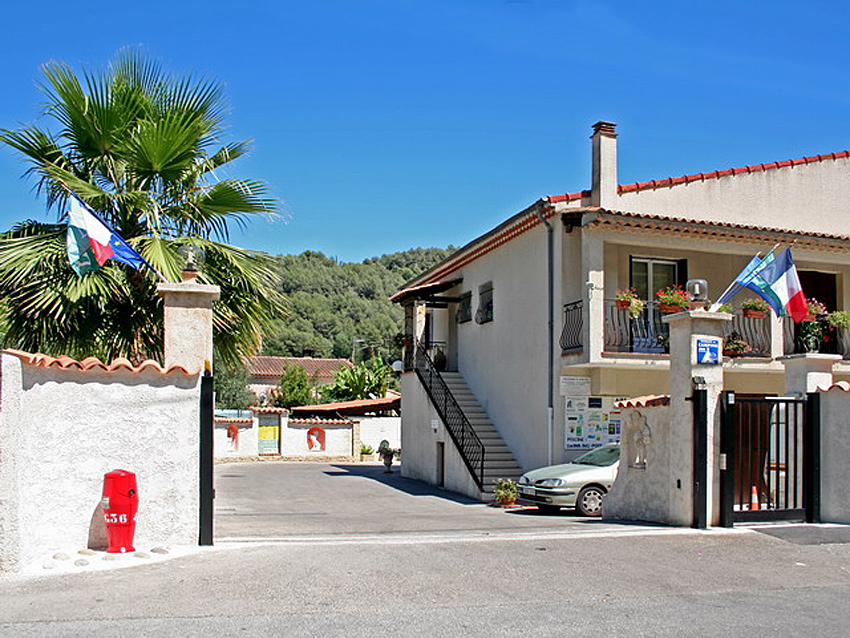 2/4. Cagnes-sur-mer. L'entrée du camping La Rivière. 2/4. Cagnes-sur-mer. L'entrée du camping La Rivière.