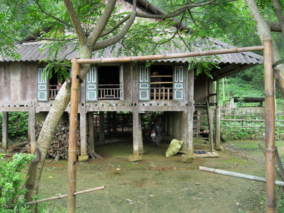 Maison sur pilotis dans la montagne. Hanoï, Hoa Binh, Hanoï