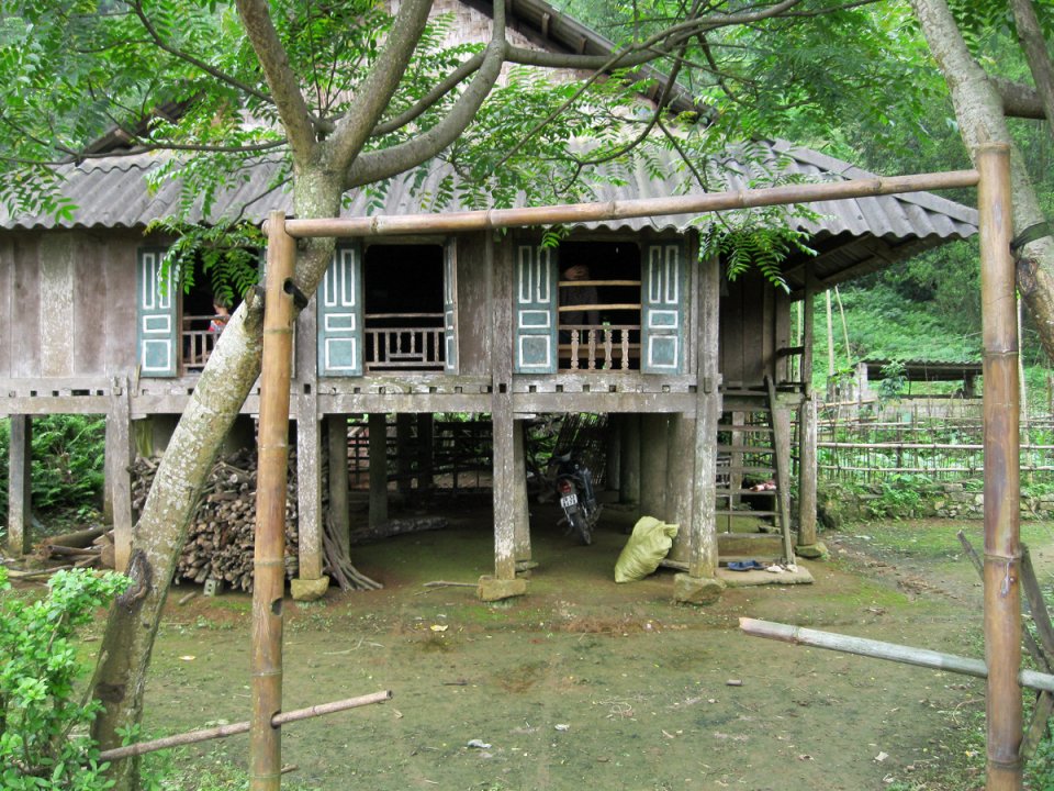 Maison sur pilotis dans la montagne.