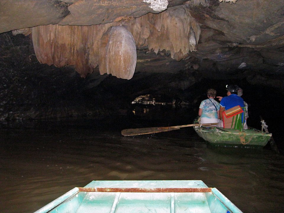 Baissez la tête : passage dans une des deux grottes du marécage...