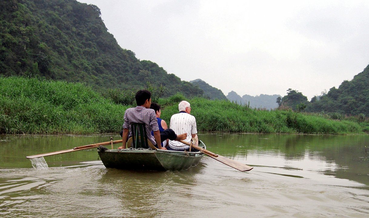 Ce rameur a les pieds habiles. Hanoï - Hoa Lu