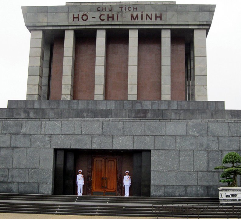 Le mausolée d'Ho Chi Minh. Hoa Lu – Hanoï