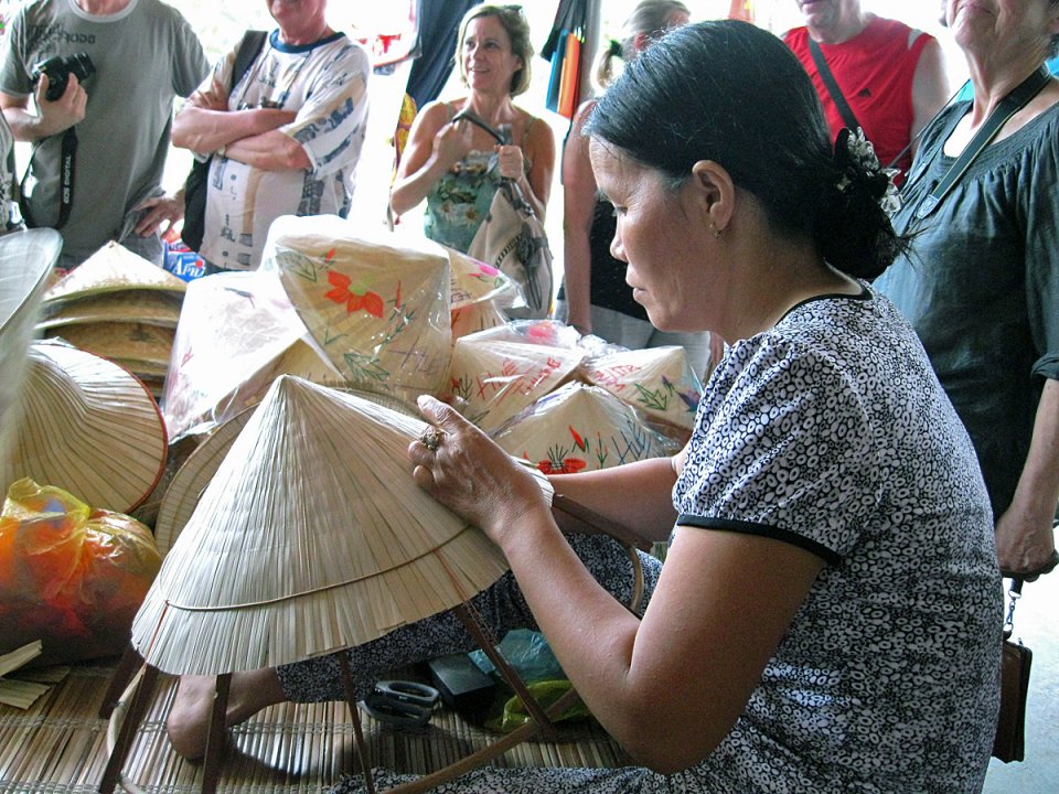 La fabrique de chapeaux coniques à Hué