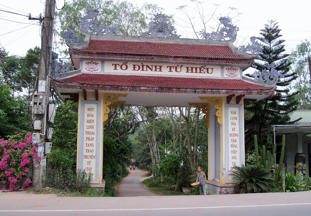 L'entrée du temple des eunuques... Hanoï - Hué – MISE À JOUR