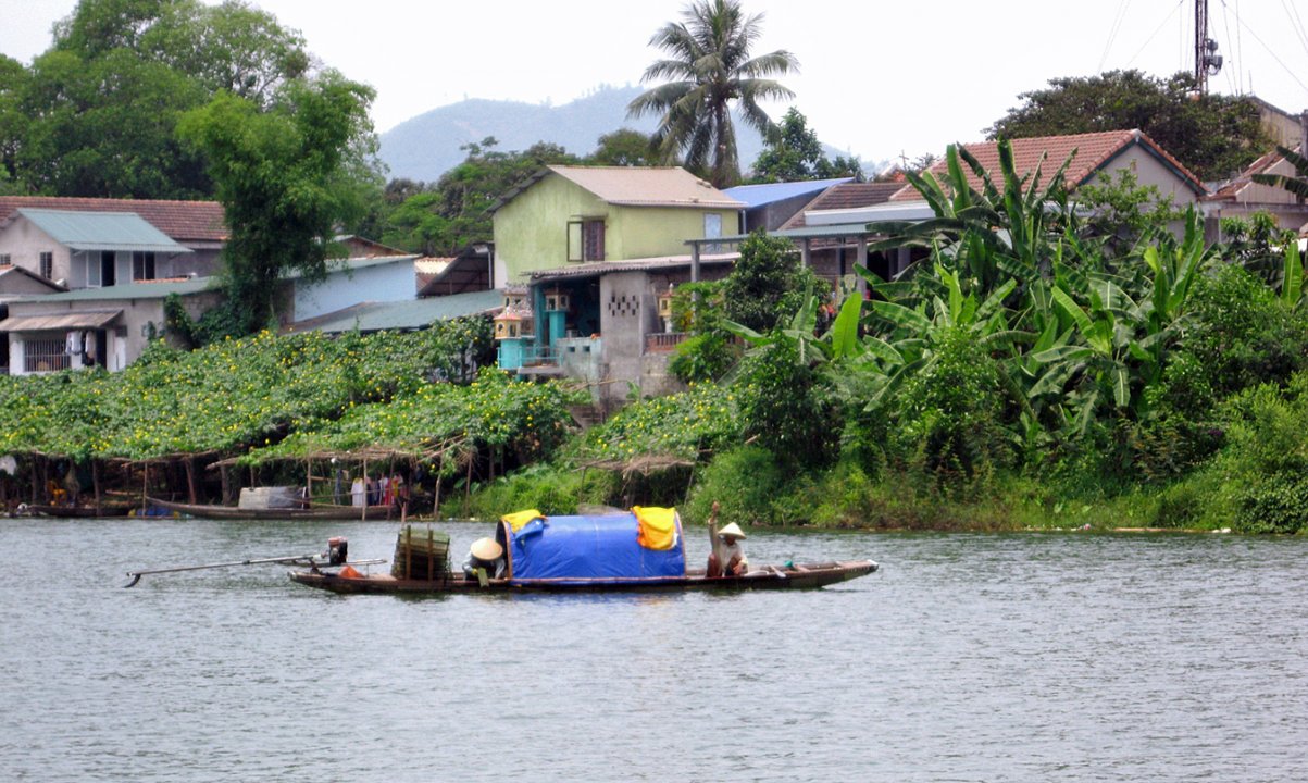 Sampan sur la rivière des parfums. Hué - La rivière des Parfums