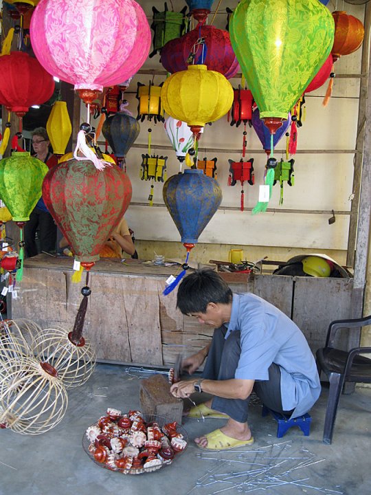 La fabrique de lampions. Hué - Danang (suite)